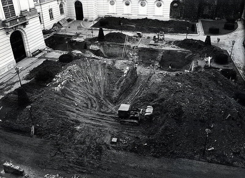 Ausgrabungen bei Baustelle, schwarz-weiß