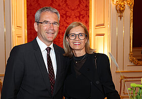 Zwei Personen in prunkvollem Saal
