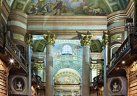 Barocker Bibliothekssaal mit alten Bücherregalen, Marmorboden und opulentem Deckenfresko