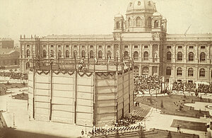 Burghauptmannschaft Österreich, Blick auf das noch verhüllte Maria-Theresia-Denkmal, 13. Mai 1888 