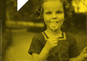 Kleines Kind mit Pusteblume vor dem Mund am Cover des ÖNB Magazins 2/2013