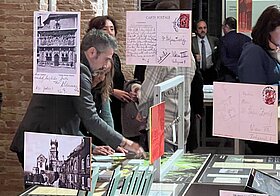 Postkarten-Mobile, Schautisch und Besucher*innen