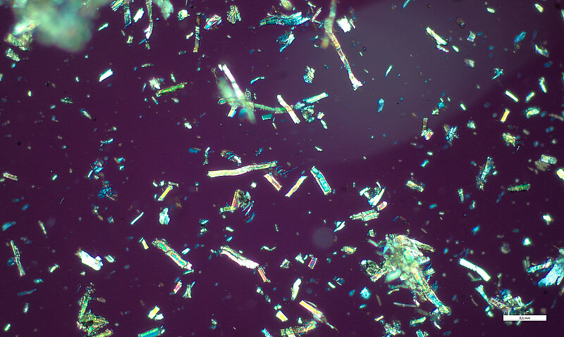 Mikroskopische Aufnahme von grünlichen Splittern.