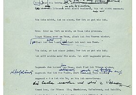 Ein Typoskript mit handschriftlichen Anmerkungen von Ingeborg Bachmann. Wörter sind durchgestrichen, ergänzende Anmerkungen an der Seite. 