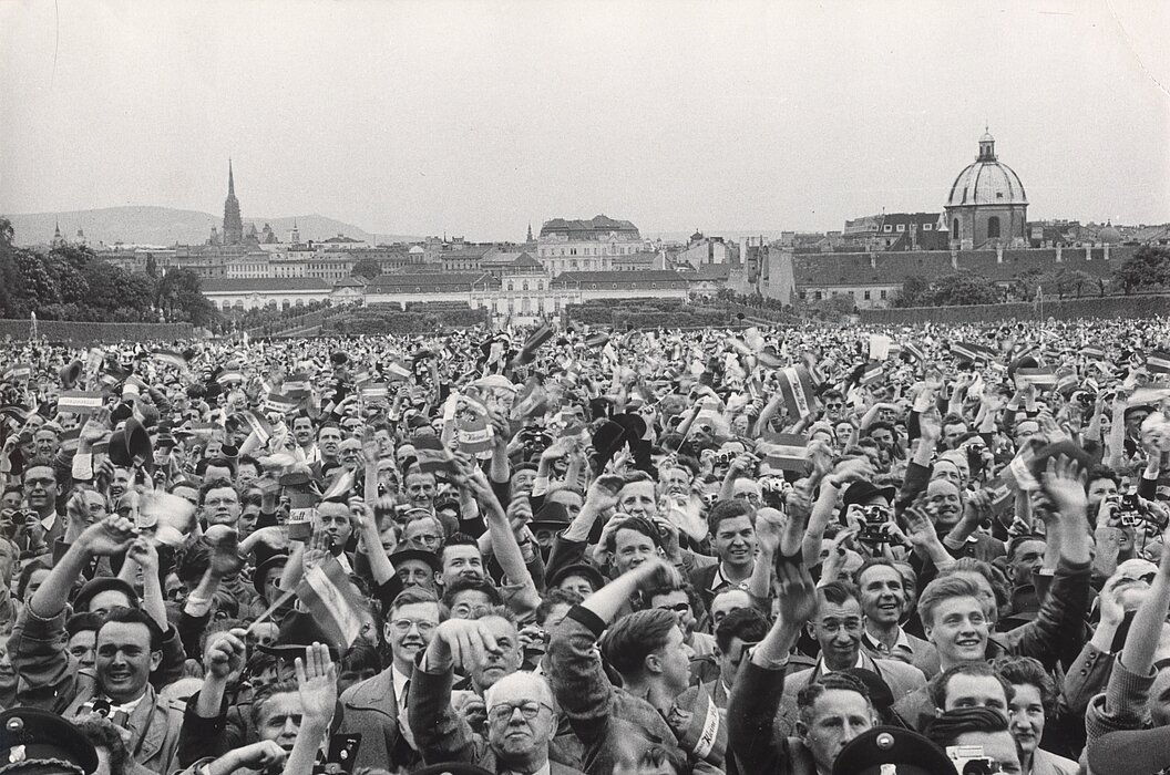 Foto von jubelnder Menschenmenge.