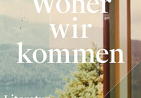 Plakat mit Foto von einem Blick durchs Fenster auf einen Bergsee, darauf der Text "Woher wir kommen".