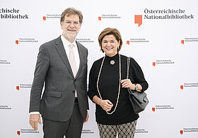 Zwei Menschen posieren für ein Foto.