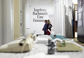 Zwei Personen schauen sich eine Ausstellung an.