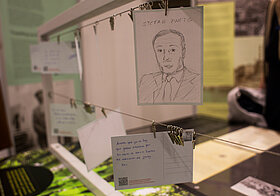 Kreativ gestaltete Postkarte mit Zweig-Porträt in der interaktiven Station der Ausstellung