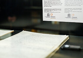 Typoskript in einer Vitrine. 