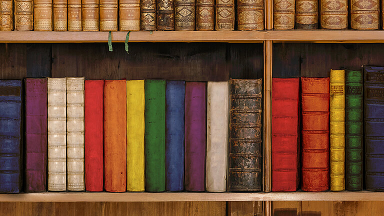 Bildausschnitt eines Bücherregals mit alten bunten Büchern. 