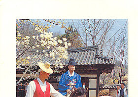 Drei Südkoreaner*innen in traditioneller Kleidung
