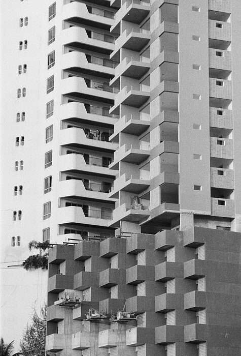 Schwarz-Weiß-Foto eines Hochhauses aus dem Jahr 1983.
