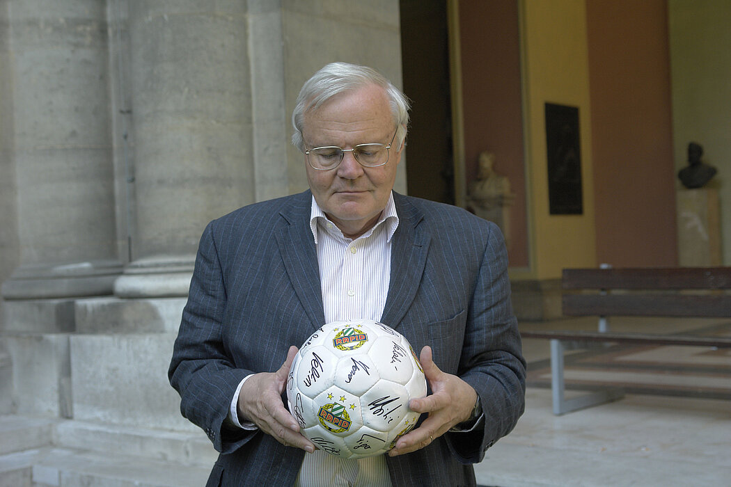 WSD mit einem von Rapid-Spieler signierten Fußball in Händen