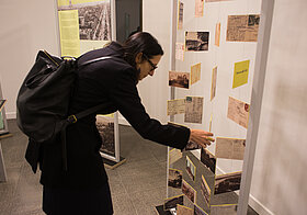 Isabel Schmiedbauer vor der Postkarten-Station der Ausstellung