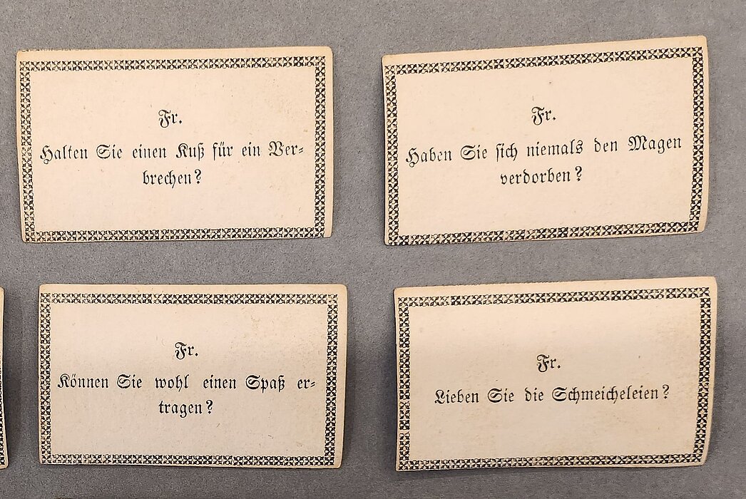 Vier Spielkarten mit Antworten.