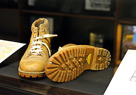 Ein Paar Wanderschuhe in einer Vitrine.