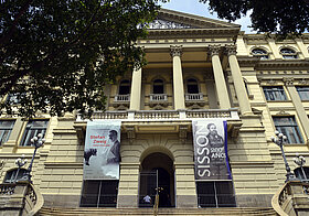 Eingang der brasilianischen Nationalbibliothek, mit Plakaten zur Ausstellung