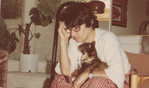 “Cat lady” Ruth Klüger in her house in California, around 1970 (Source: VL Klüger)