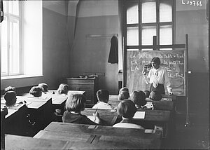 Österreichische Lichtbildstelle, Französischunterricht in der Schwarzwaldschule in Wien 1, Wallnerstraße 9, um 1935