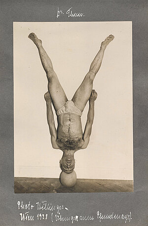 Kopfstand auf Ball, Fotografie von Max Thun-Hohenstein, Fotoalbum, Wien, um 1928