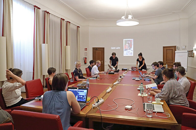Workshop mit Gene Kogan und Sofia Crespo, Menschen an Besprechungstisch