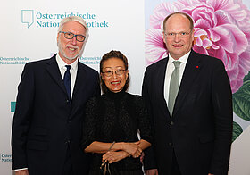 Drei Personen posieren für ein Foto.