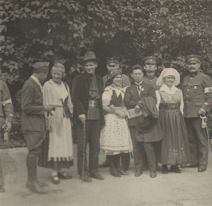 Schwarz-weißes Gruppenfoto von Personen in Uniform oder Tracht.