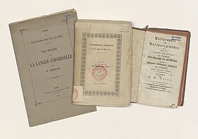 Ein aufgeschlagenes und zwei geschlossene, alte Bücher.