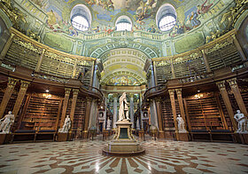 Barocker Bibliothekssaal mit Statue in der Mitte