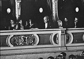 Blick in die Loge des Burgtheaters mit Gerhart Hauptmann.