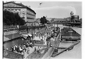 Das Badeschiff vor Anker am Wiener Schwedenplatz