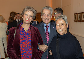 Drei Menschen posieren für ein Foto. 