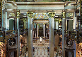 Leerer, barocker Bibliothekssaal von oben fotografiert
