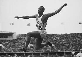 Der vierfache Olympiasieger Jesse Owens beim Weitsprung