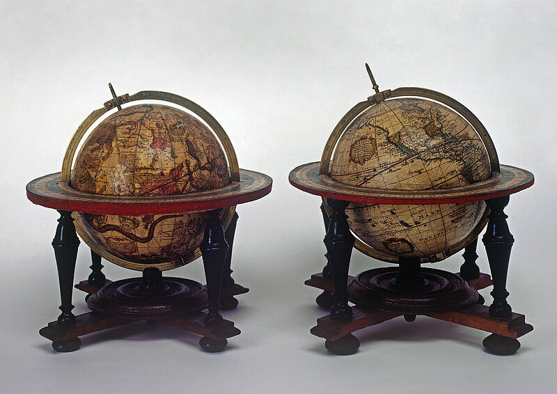 Zwei Globen in Holzgestell