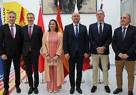 Sechs Personen bei der Ausstellungseröffnung in Palencia