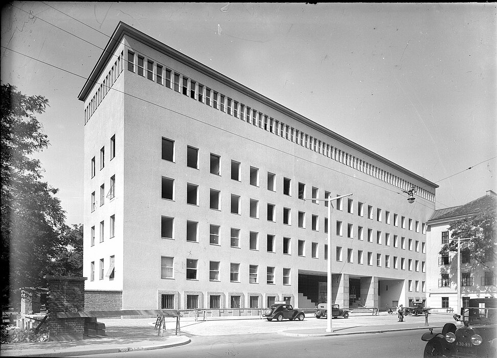 Schwarz-weißes Foto von rechteckigem Gebäude.