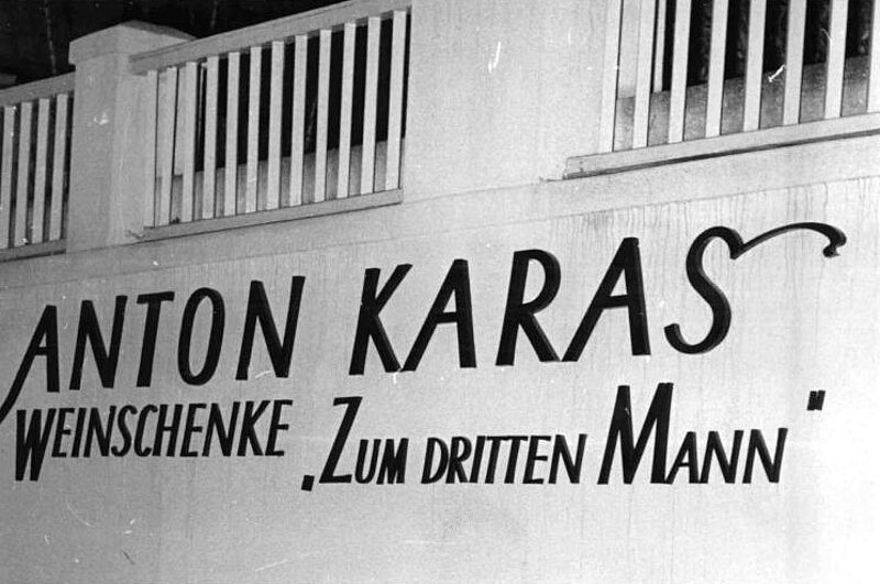 Wand mit Aufschrift "Anton Karas", "Weinschenke Zum Dritten Mann", schwarz-weiß