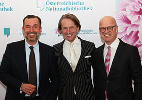 Drei Personen posieren für ein Foto.