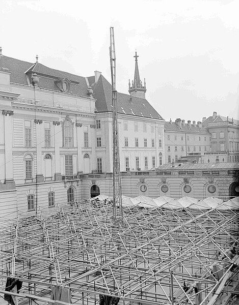 Stahlgerüst vor altmodischem Gebäude, schwarz-weiß