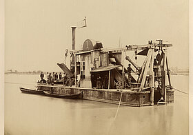 Altes Schiff mit großen Apparaturen, Schwarz-Weiß-Fotografie.