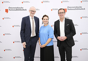 Drei Menschen posieren für ein Foto.