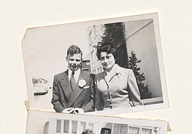 Zwei Fotos von einem Mann und einer Frau, beide tragen elegante Anzüge und lächeln - schwarz-weiß.