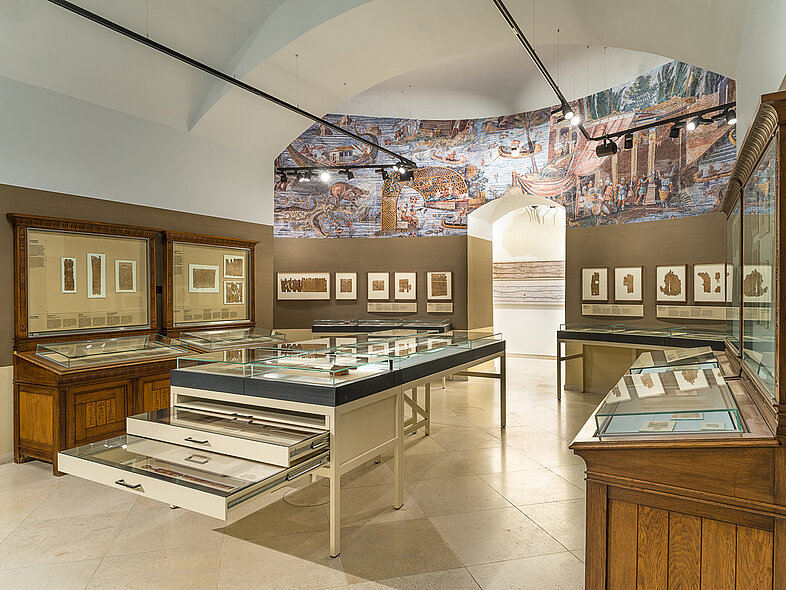 Museumsraum mit vielen Papyri hinter Glas