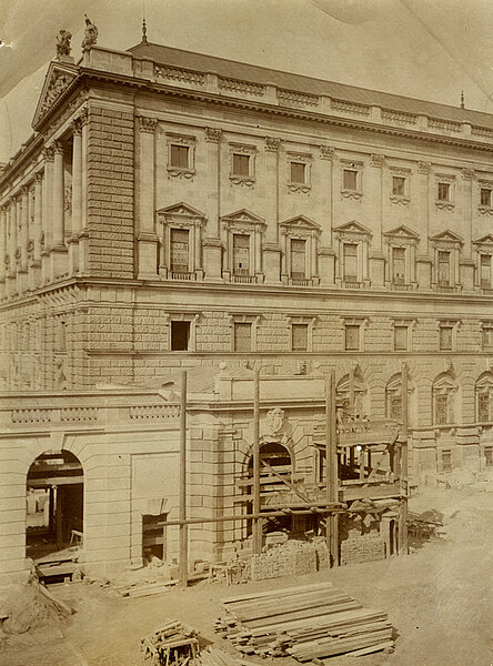 Baustellengerüst an altmodischem Gebäude, schwarz-weiß, sepia