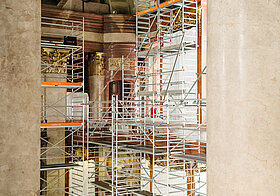 Gerüst im Prunksaal. Marmorsäule im Vordergrund.