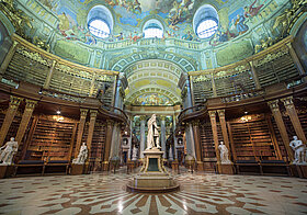 Barocker Bibliothekssaal mit Statue in der Mitte