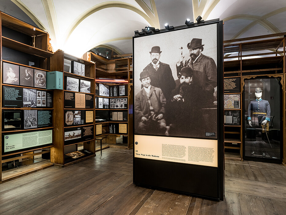 Museumsraum mit Regalen, Fotos und Text.