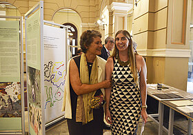 Zwei Damen in der Ausstellung
